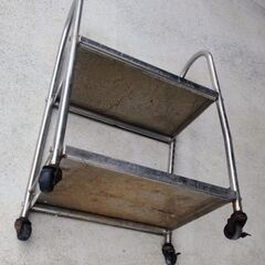🍓 ステンレス製 2段ワゴン キャスター不動【現状品／要交換】の画像