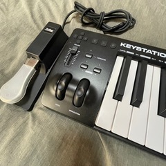 M-AUDIO 61鍵　MIDIキーボードとペダルとUSBケーブル一式（訳あり）の画像