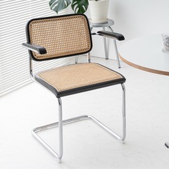 ラタンチェアの画像