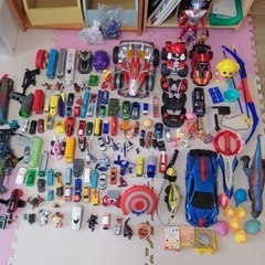 トミカなど数十種類の画像