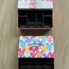ディズニーとヨックモックの菓子缶(空き缶)の画像
