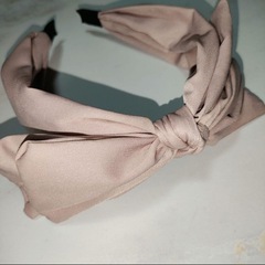 ピンクのカチューシャ 2個セットの画像