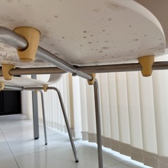 白いダイニングテーブル椅子セットの画像