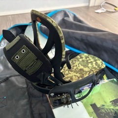 スノボード、板、ビンディング、ゴーグルの画像