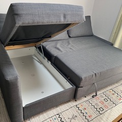IKEAの3人掛けソファ（FRIHETEN）の画像