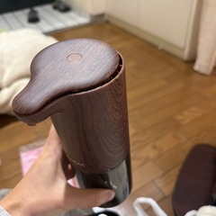 木目のアルコールディスペンサー、アルコール付きの画像