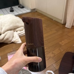 木目のアルコールディスペンサー、アルコール付きの画像