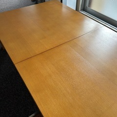 大きさが変えられるテーブルの画像