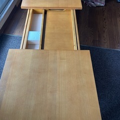 大きさが変えられるテーブルの画像