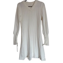 ホワイト Vネック ケーブルニット ワンピースの画像