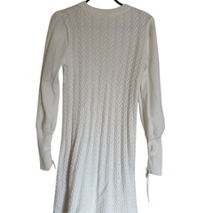 ホワイト Vネック ケーブルニット ワンピースの画像