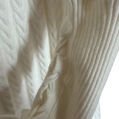 ホワイト Vネック ケーブルニット ワンピースの画像