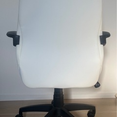 【無料】白いキャスター付きデスクチェアの画像