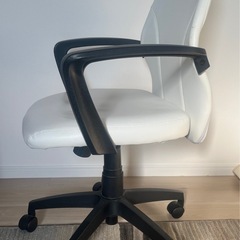 【無料】白いキャスター付きデスクチェアの画像