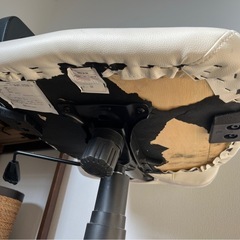 【無料】白いキャスター付きデスクチェアの画像