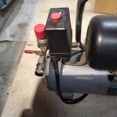 中古９L　エアコンプレッサー　動きますが　ジャンク扱いでお願いいたしますの画像