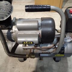 中古９L　エアコンプレッサー　動きますが　ジャンク扱いでお願いいたしますの画像