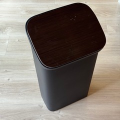 蓋付きゴミ箱の画像