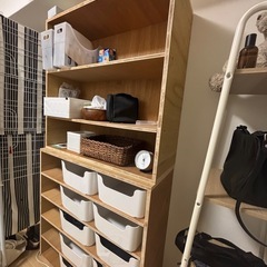 棚2つ（上台と下台）とケース10個の画像