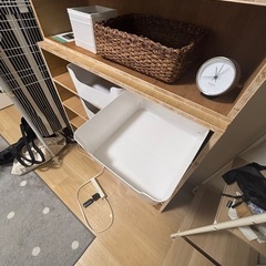 棚2つ（上台と下台）とケース10個の画像