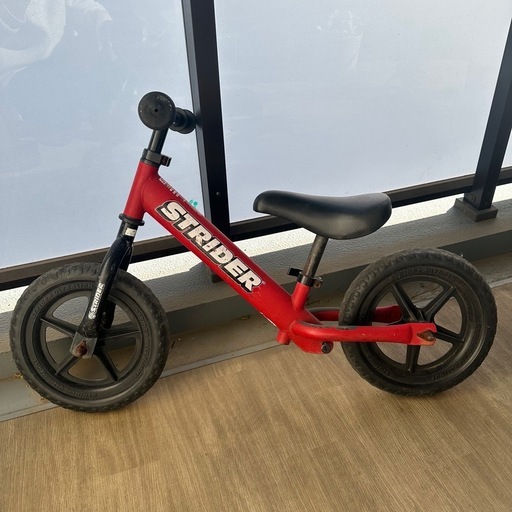 STRIDER ストライダー バランスバイク 赤 12インチ (AK) 調布の幼児用