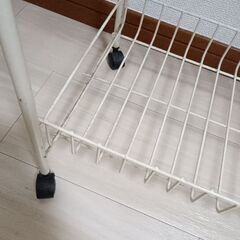 スリーコインズ　ホワイトのスチールキッチンラック、3段でキャスター付きの画像