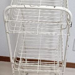 スリーコインズ　ホワイトのスチールキッチンラック、3段でキャスター付きの画像