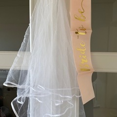 【バチェロレッテ／ブライダルパーティーセット】サテンルームウェア＋ベール＋サッシュ＋ヘアバンドの画像