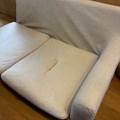 2人用ベージュソファーの画像