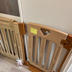 美品 ベビーゲート 調整可能 エクステンション付き 日本育児の画像