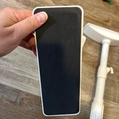 地震の時棚が倒れないようにする突っ張り棒の画像