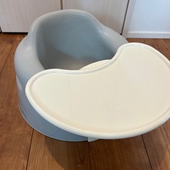 Bumbo バンボ ベビーチェア グレ　テーブル付きの画像