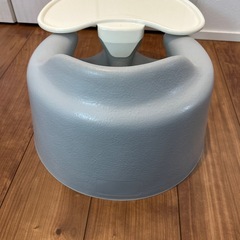 Bumbo バンボ ベビーチェア グレ　テーブル付きの画像