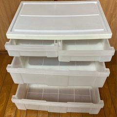 小さいプラスティックの収納ケースの画像