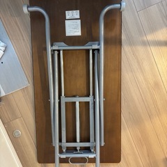 高さを変えられる机の画像