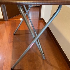 折りたたみ式テーブルの画像
