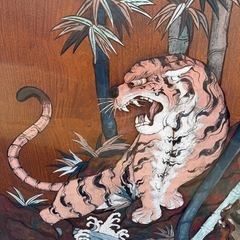 虎と竹が彫刻された木製の一枚板の衝立（ついたて）の画像