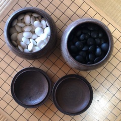 高級碁盤と碁石の画像