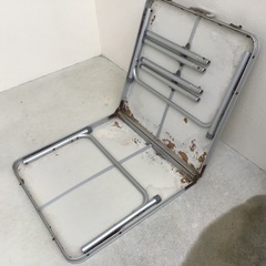 折りたたみ式テーブルの画像