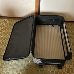 スーツケース　ストライプ　　白　黒　レディースの画像