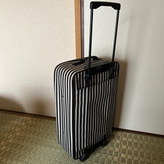 スーツケース　ストライプ　　白　黒　レディースの画像