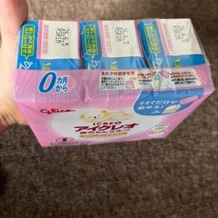 オムツと粉ミルクの画像