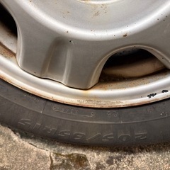 鉄ホイール付きタイヤの画像