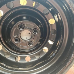 15インチ ブラック スチールホイール 4穴、カバー付きの画像