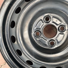 15インチ ブラック スチールホイール 4穴、カバー付きの画像