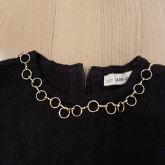 ZARA 黒い半袖トップス 金色のネックライン Sの画像