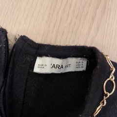 ZARA 黒い半袖トップス 金色のネックライン Sの画像