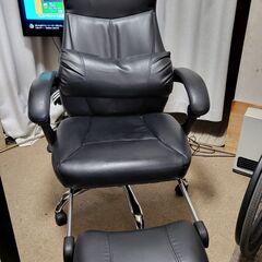 オットマン付きのハイバックチェアーの画像