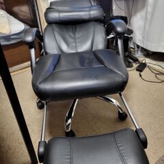 オットマン付きのハイバックチェアーの画像