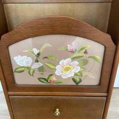 刺繍(ハンドメイド)入り　木製ラックの画像